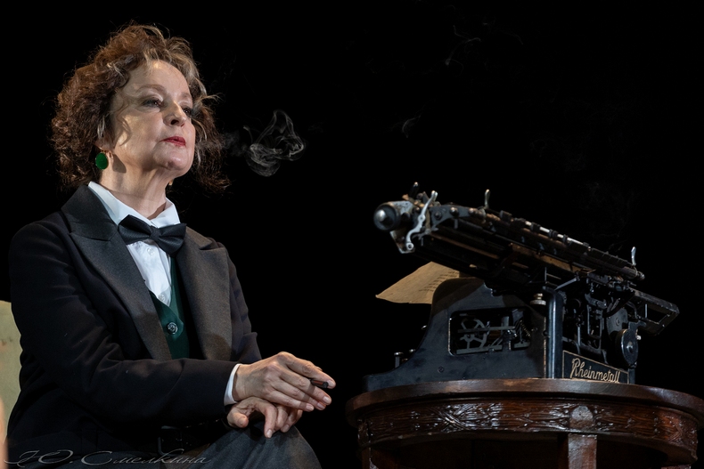 Театральный роман